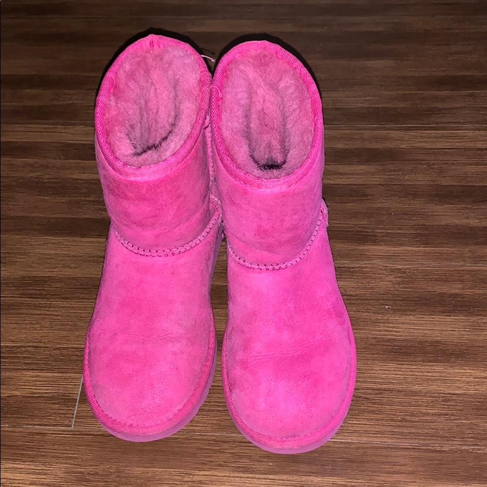 🌸Girls Hot Pink Classic Short Uggs. Size 1.